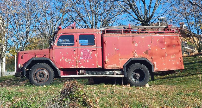 Otroci iz skupine Kameleončki na obisku pri gasilcih