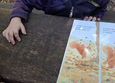 Otroci iz skupine Krtkov uživajo v jeseni