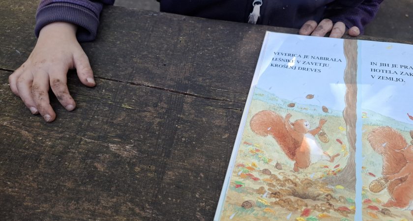 Otroci iz skupine Krtkov uživajo v jeseni