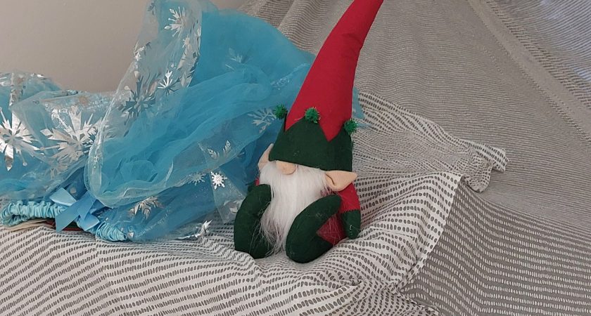 Otroci iz skupine Kameleončki in škrat Vilko v drugem decemberskem tednu