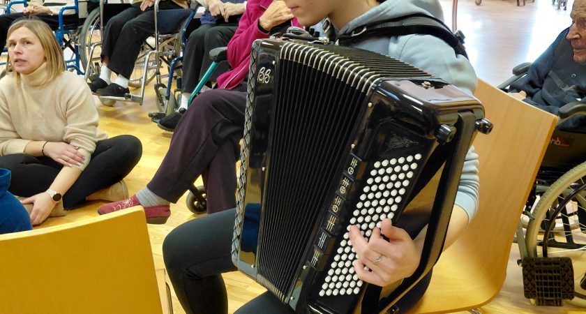 Otroci skupin Netopirčki in Pingvinčki smo zapeli v Domu upokojencev Sežana