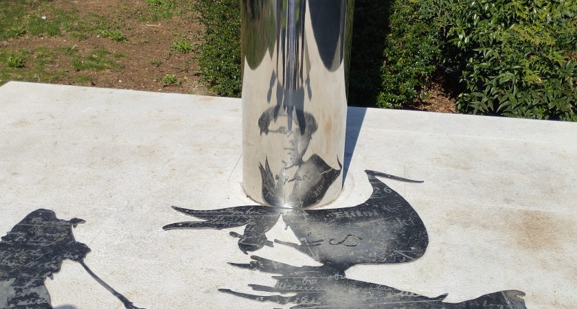 Otroci skupine Kužki na sprehodu s Kosovelom