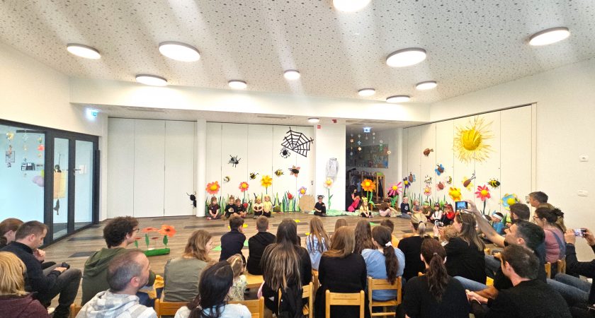 Dramatizacija pravljice Pika Pikapolonica, darilo za mamico